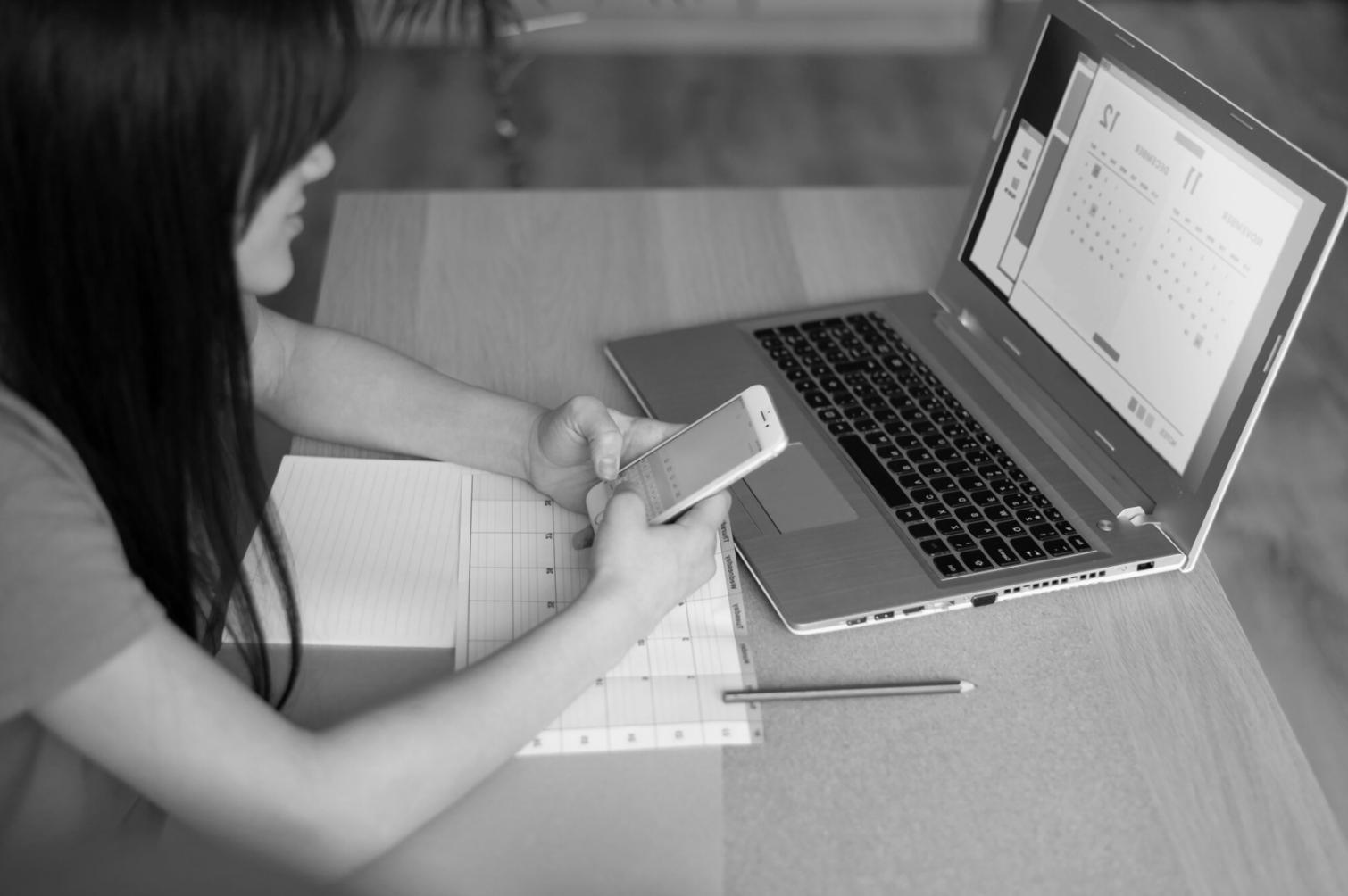 Finanzanalyst bei der Arbeit mit komplexen Bewertungsmodellen